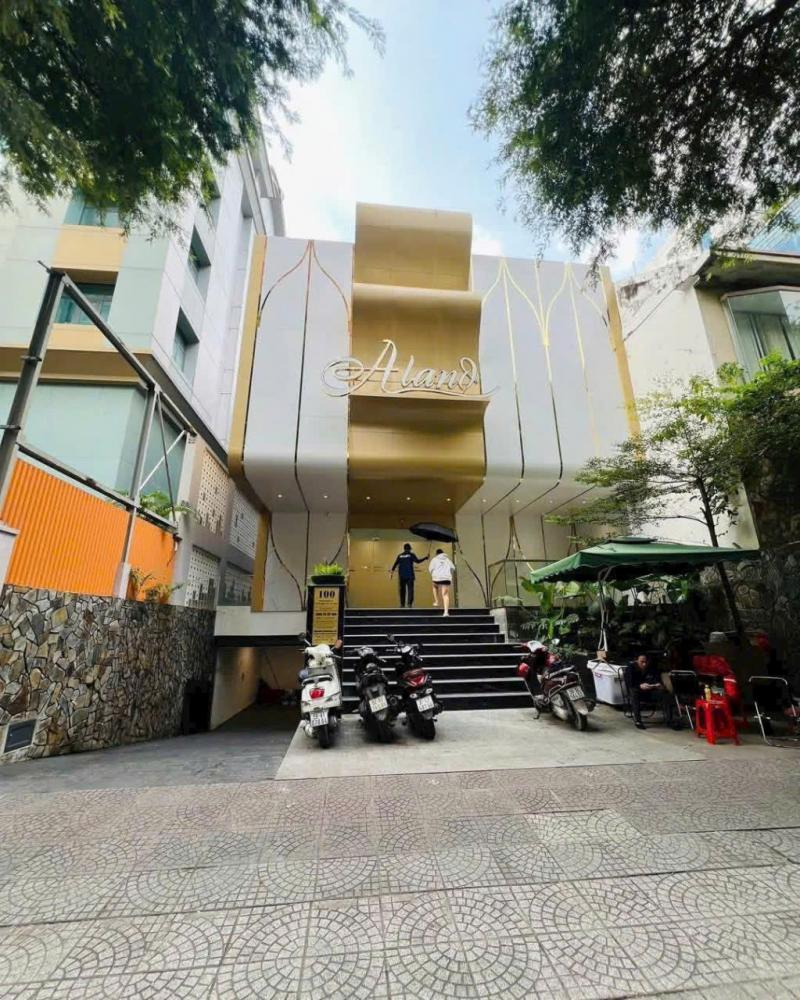 Bán tòa nhà mặt tiền 100 Nguyễn Du Quận 1