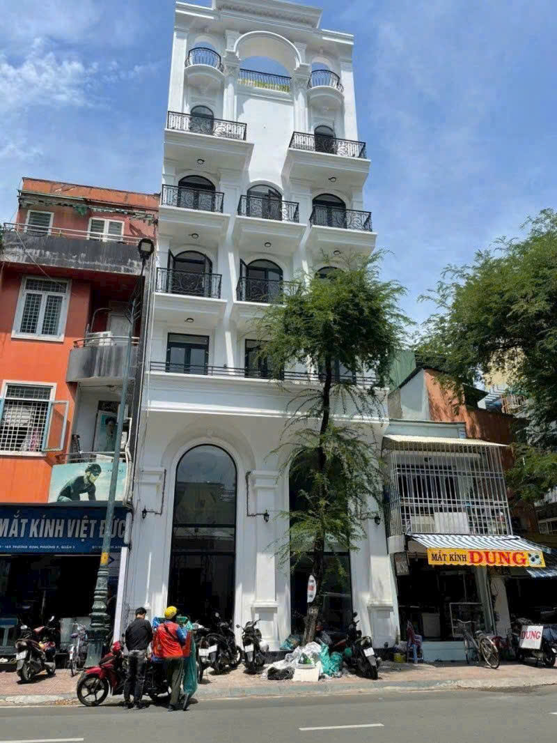 Bán tòa nhà mặt tiền đường Trương Định Quận 3